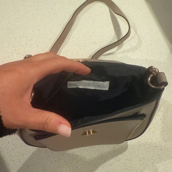 H&M Tan Shoulder Bag with Chain Strap and Saddle Shape - Picture 2 of 5